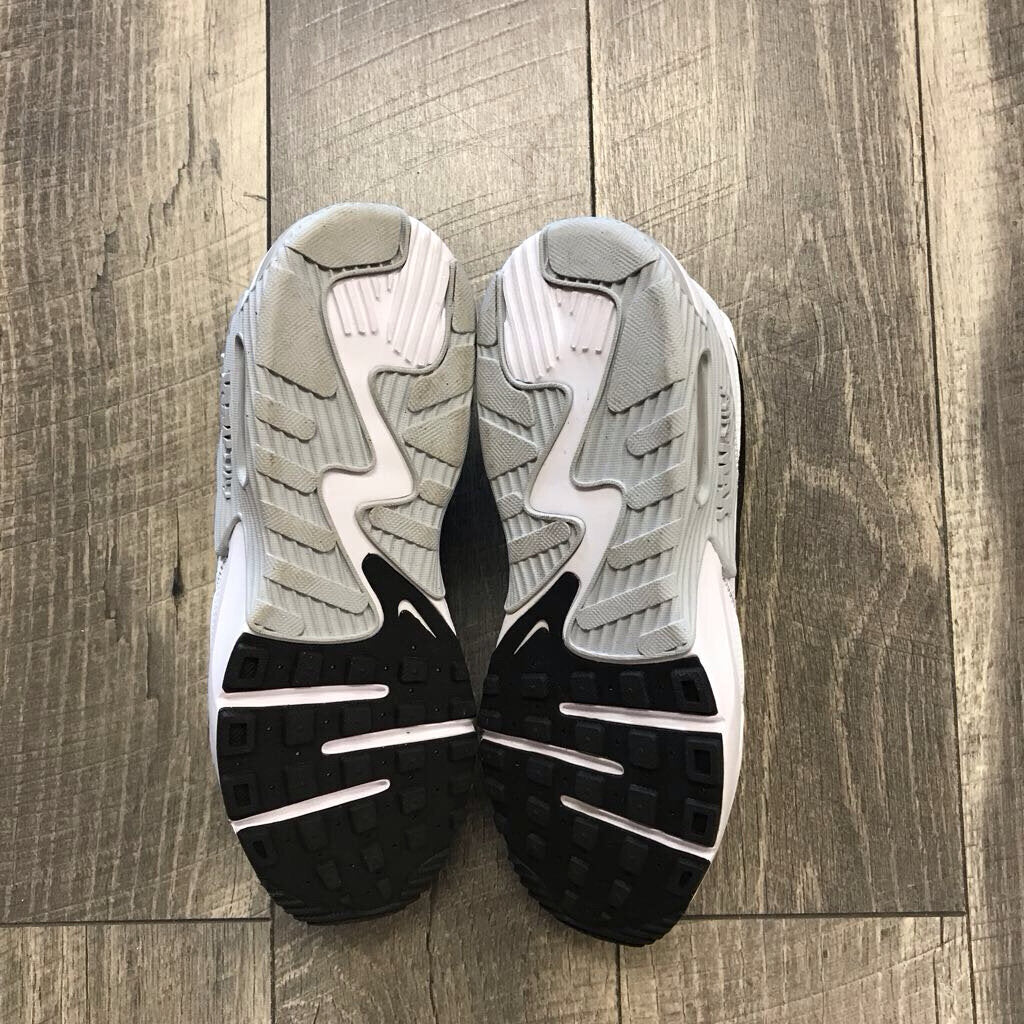 WHITE NIKE AIR MAX SNEAKER