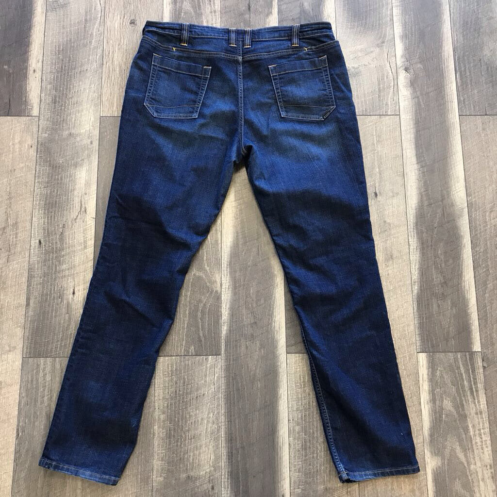 DARK WASH JEAN