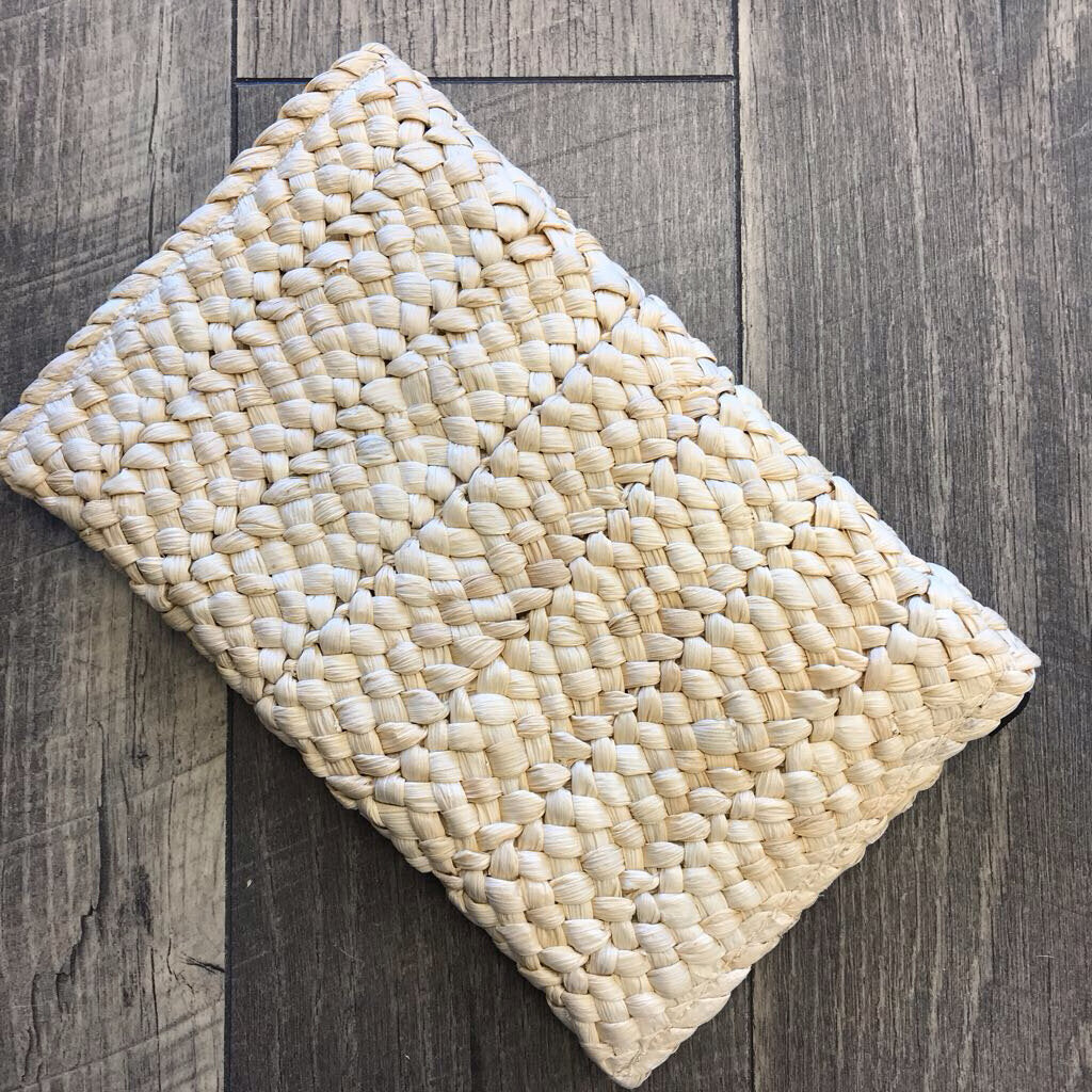 STRAW CLUTCH