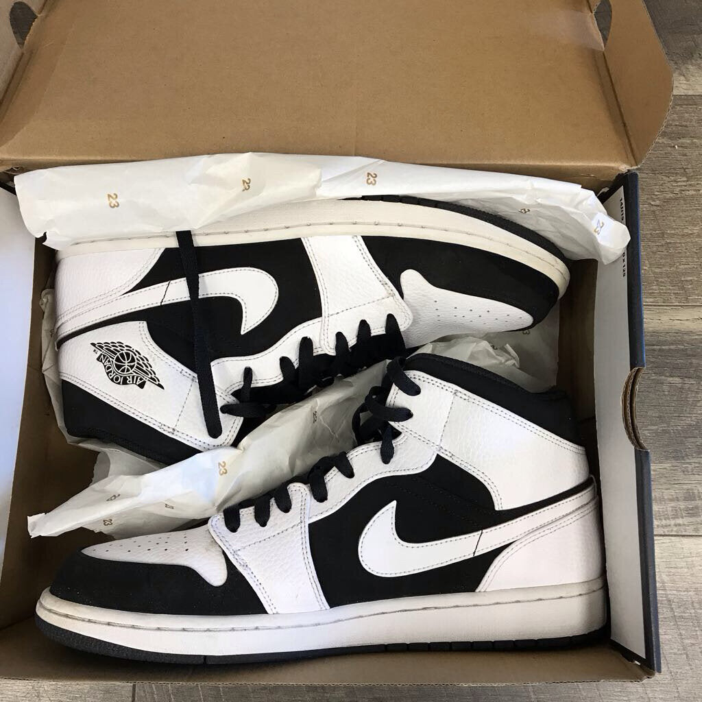 AIR JORDAN RETRO MID TUXEDO