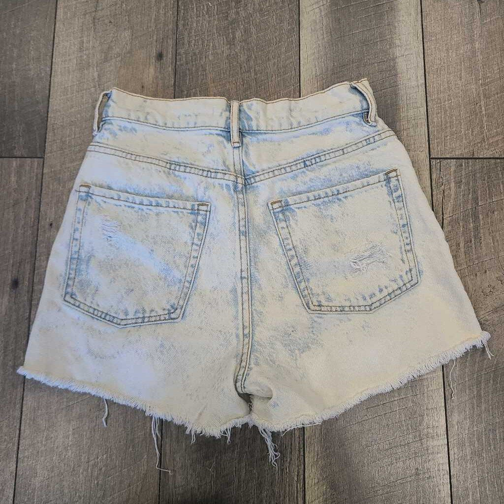 DISTRESSED HI RISE SHORT