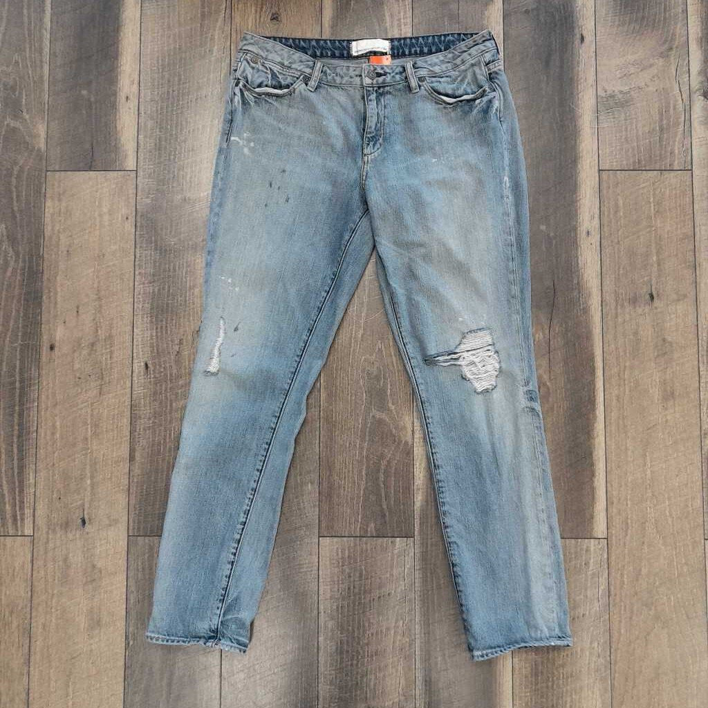 DISTRESSED CUFFED JEAN