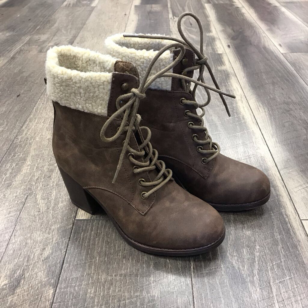 BROWN LACE UP BOOT