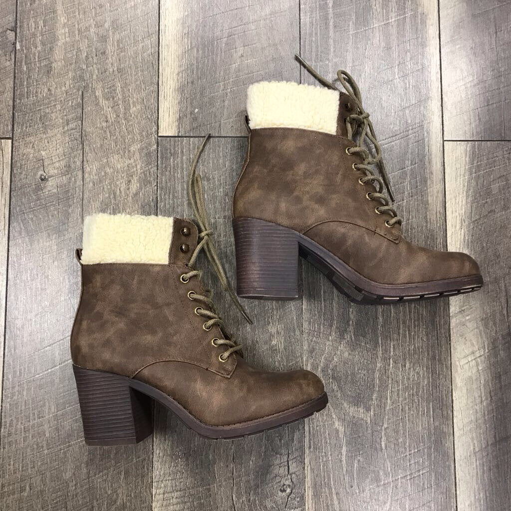 BROWN LACE UP BOOT