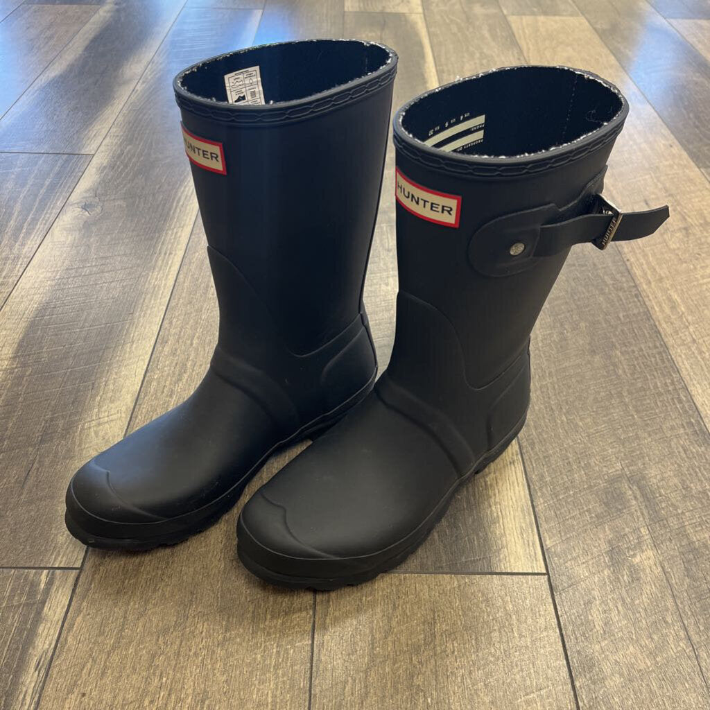 BLK MID RAINBOOTS WITH WELLY SOCKS