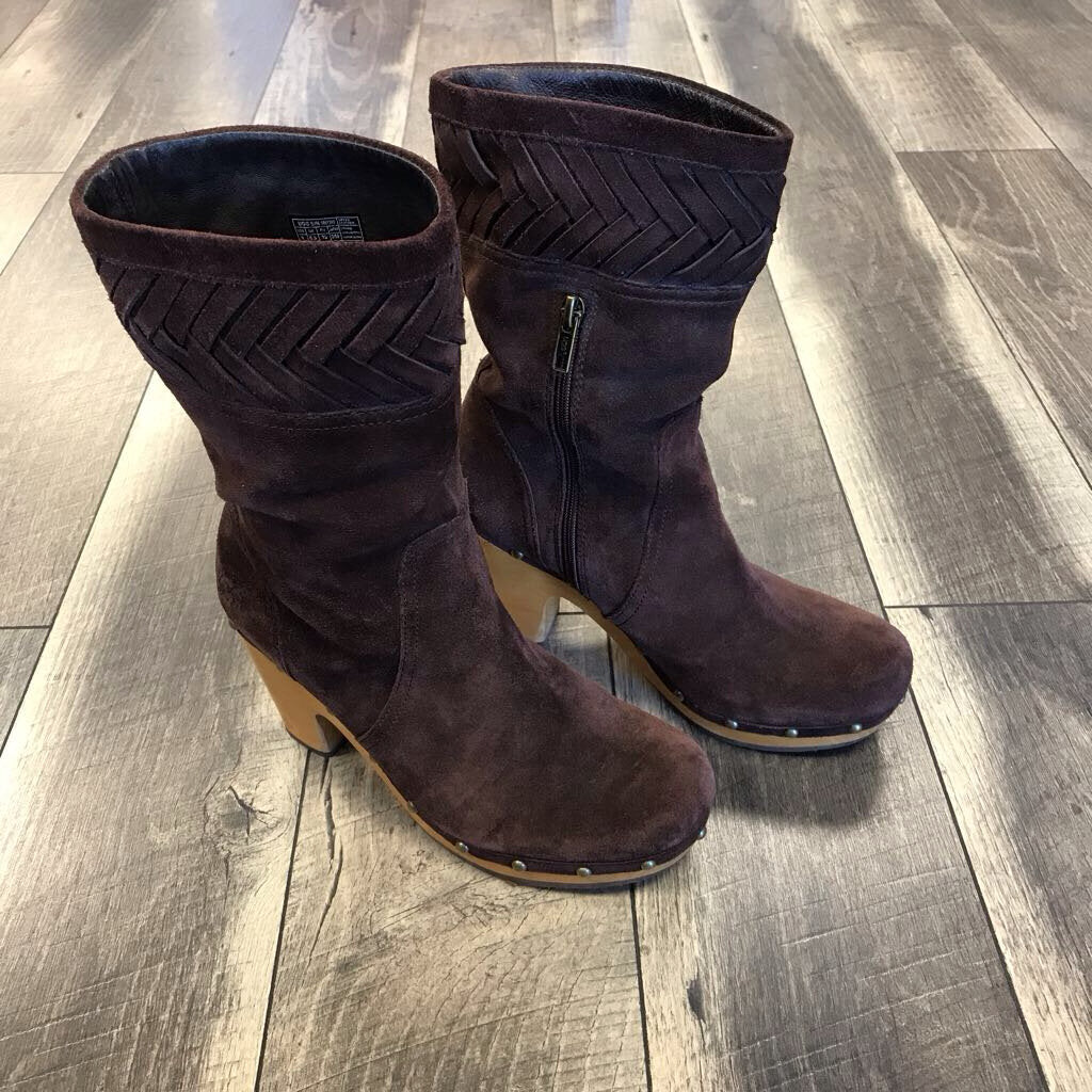 BROWN SUEDED WOODEN HEEL BOOT