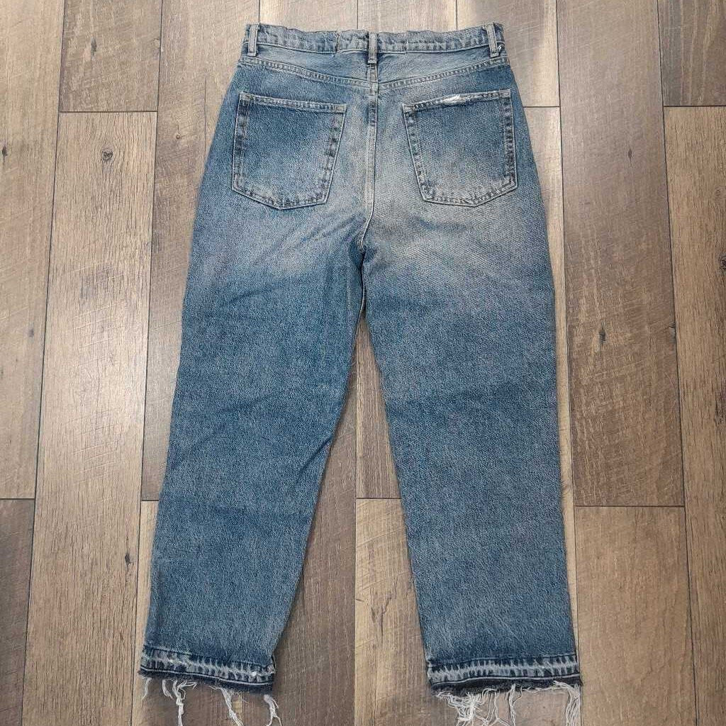 DISTRESSED JEANS