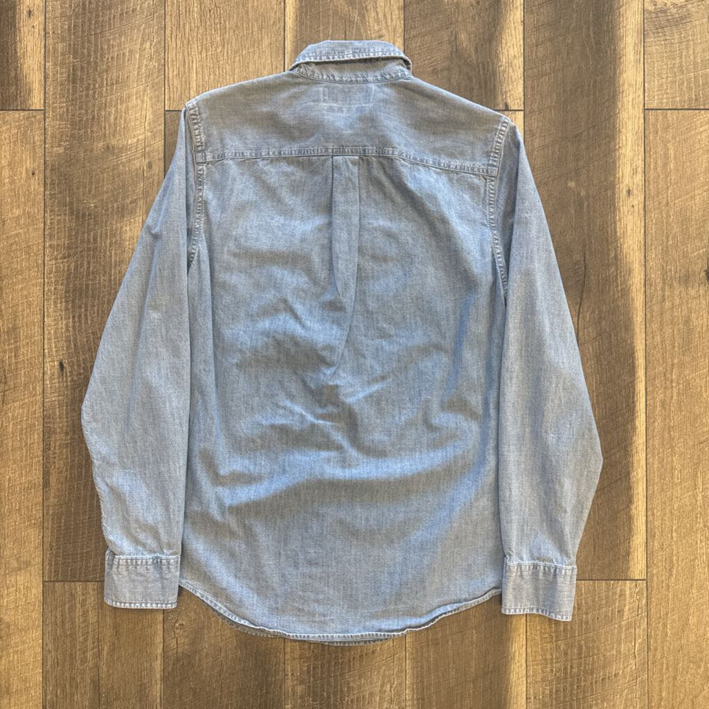 CHAMBRAY BUTTON UP