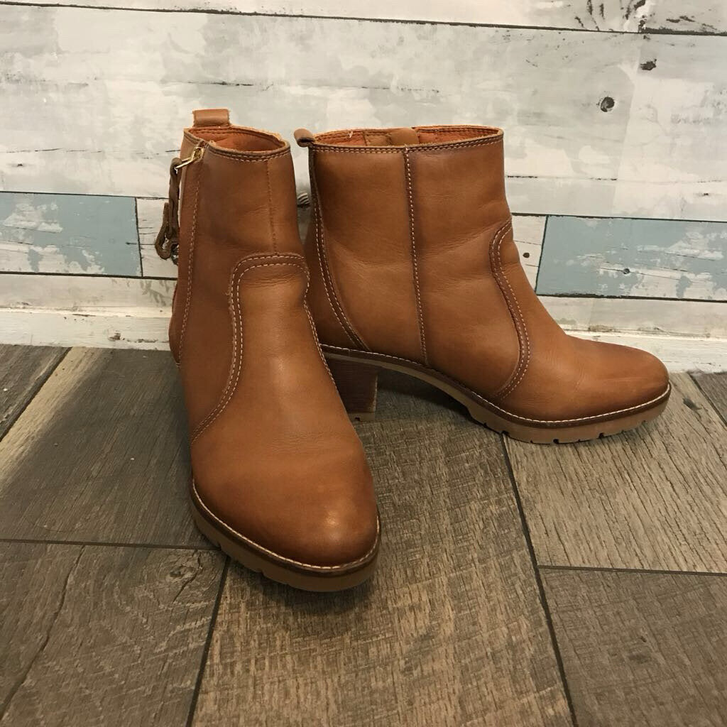 LLANES BRANDY ZIP ANKLE BOOTS