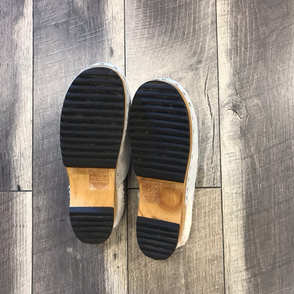 OAK DUST BUNNY SUEDE CLOG