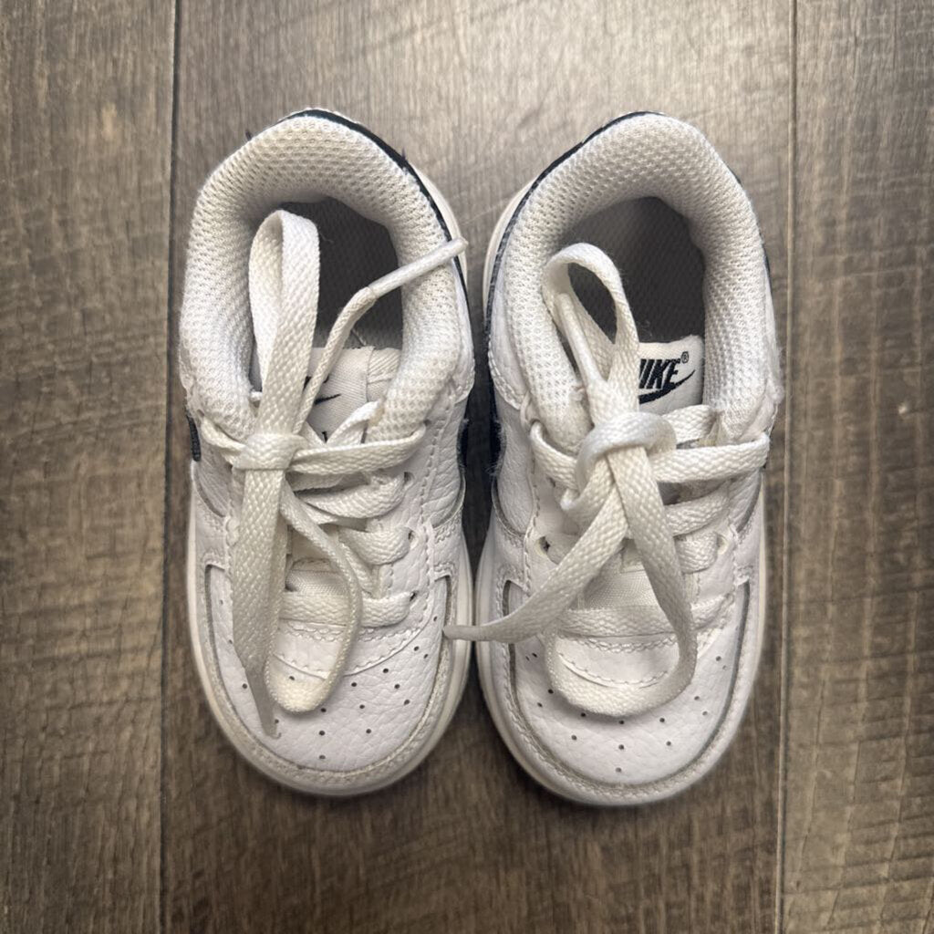 WHITE AIRMAX SNEAKER