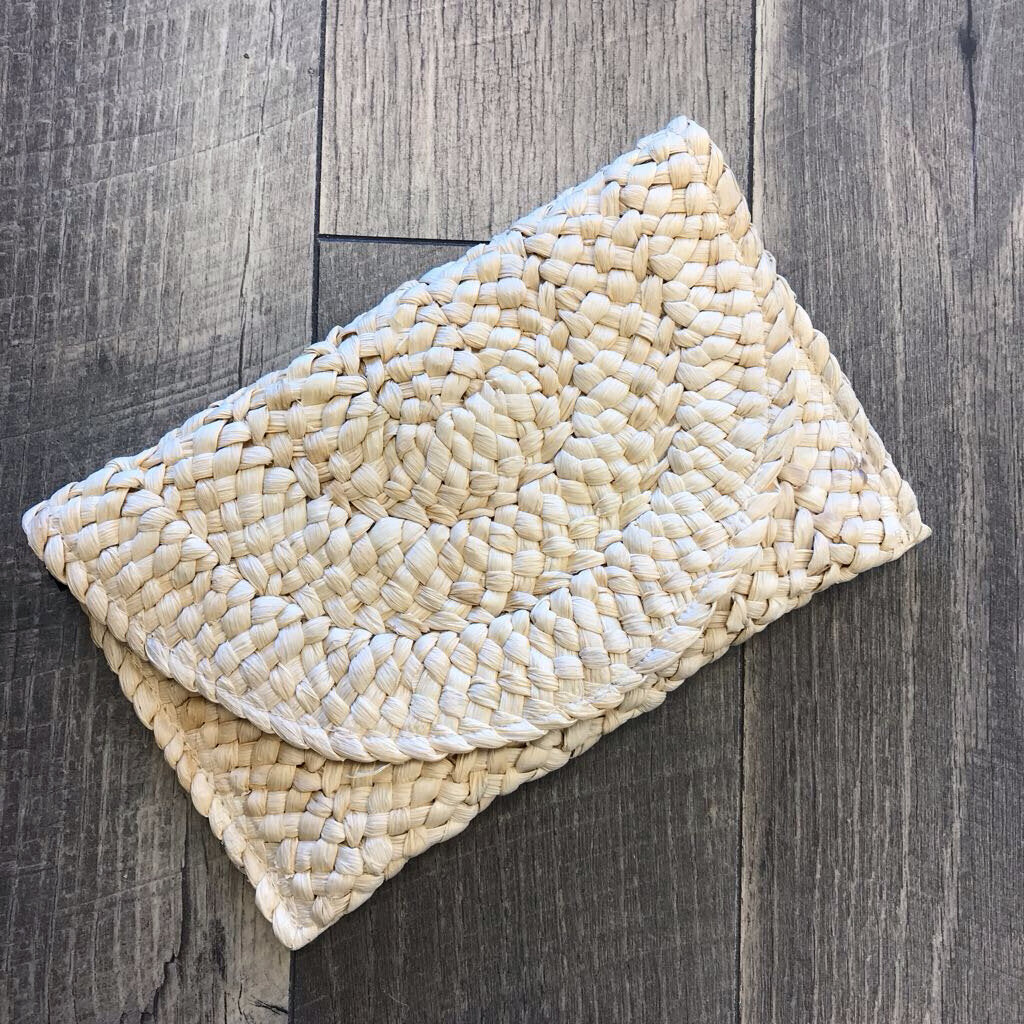 STRAW CLUTCH