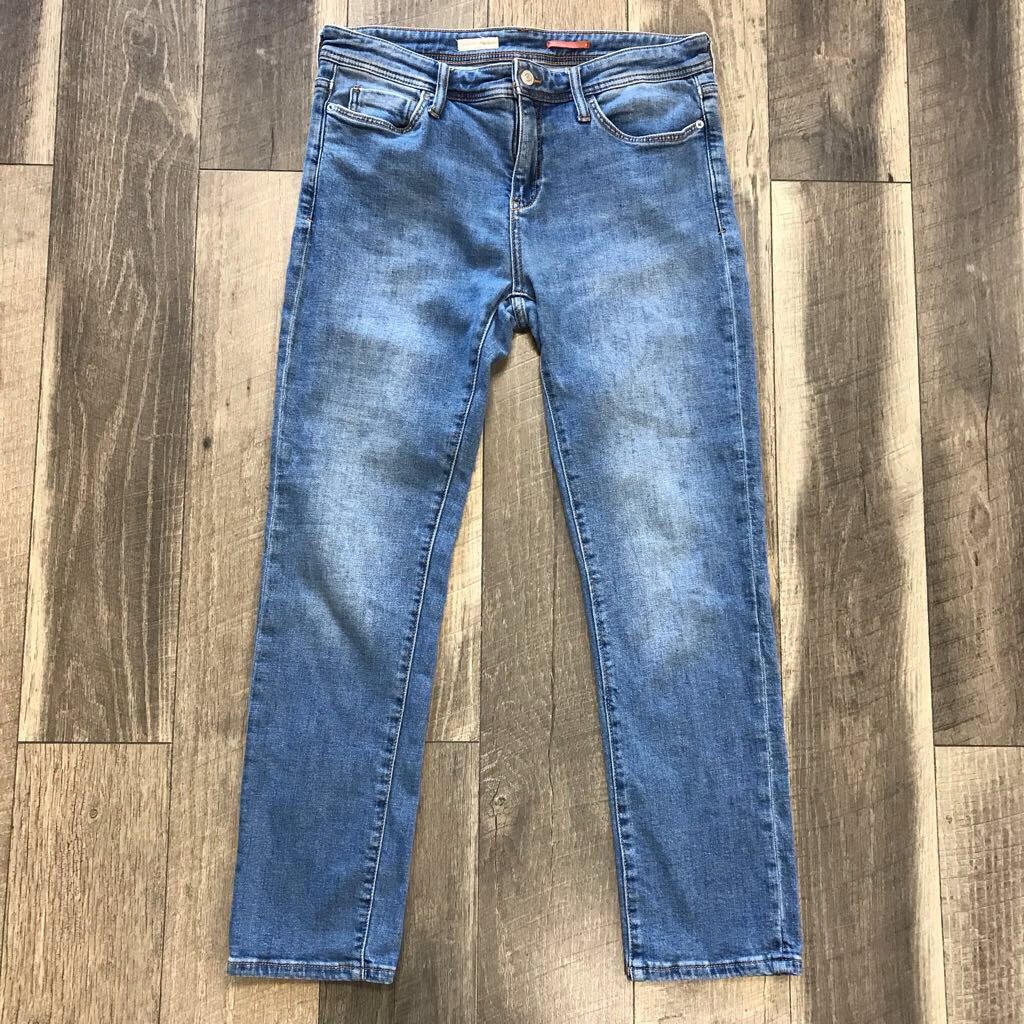 STRAIGHT LEG JEANS