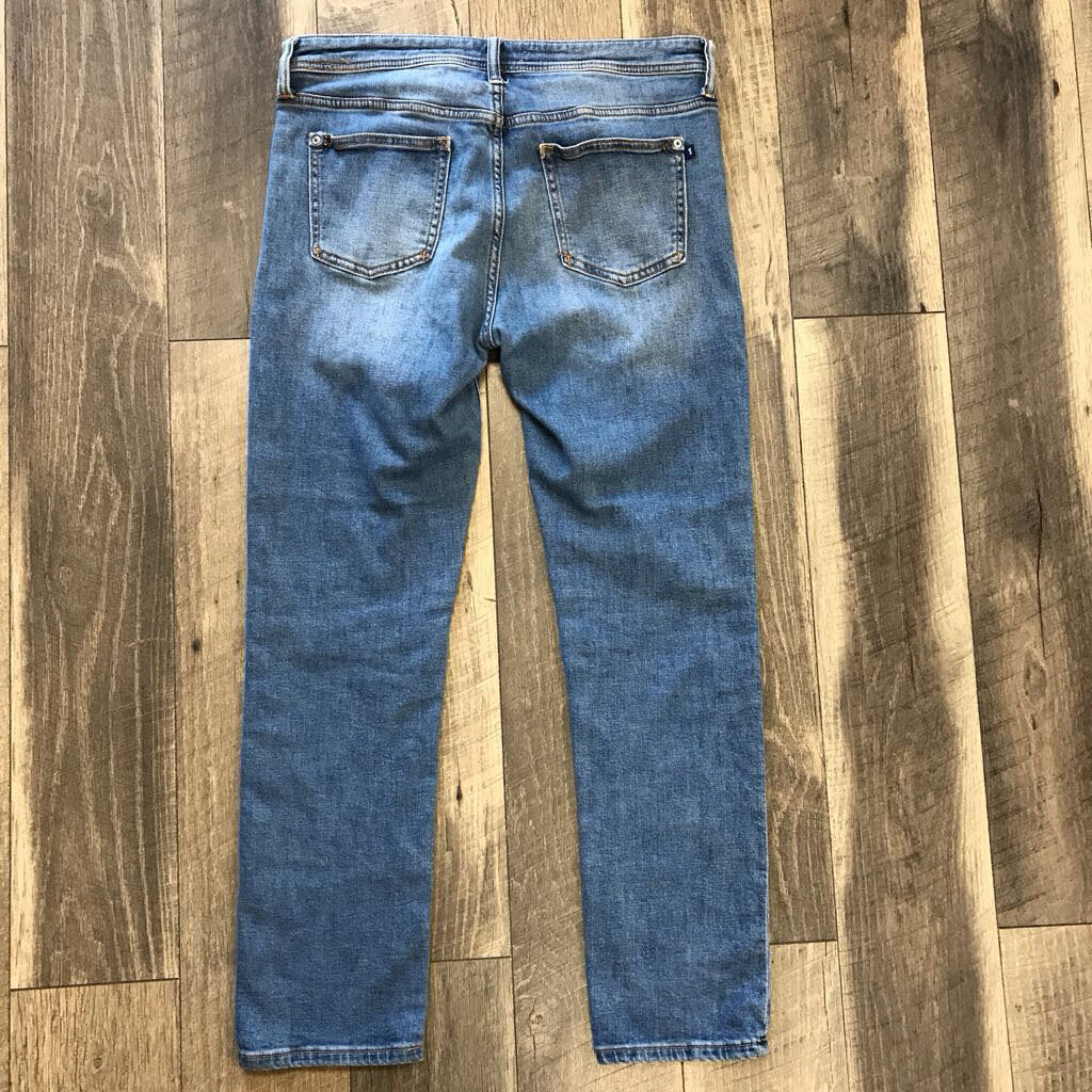 STRAIGHT LEG JEANS