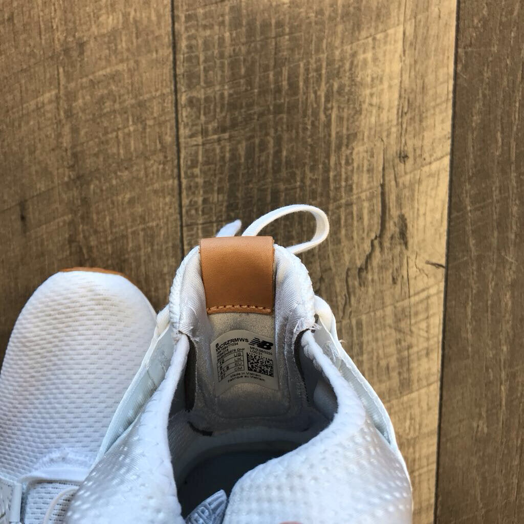 WHITE SNEAKER