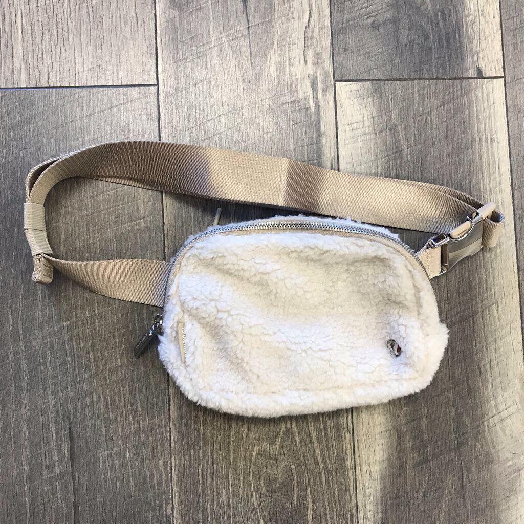 CREAM SHERPA BELT BAG
