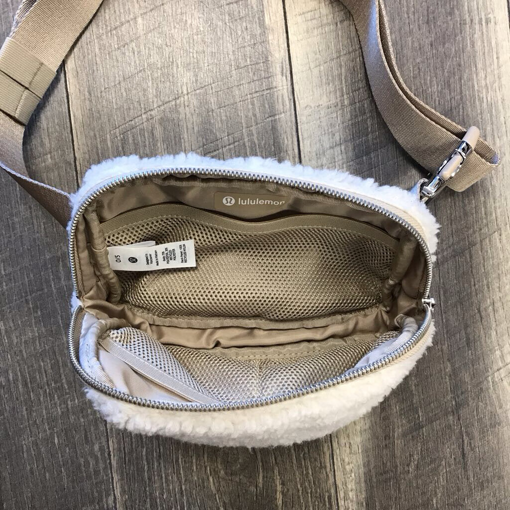 CREAM SHERPA BELT BAG
