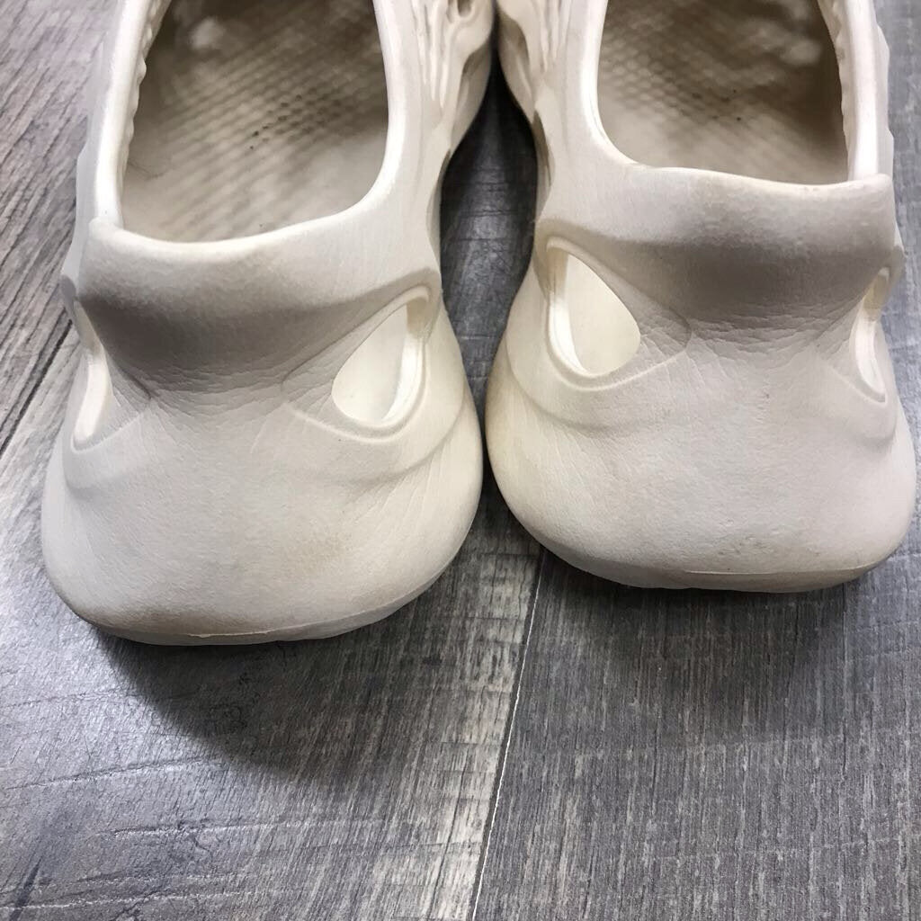 YEEZY ARARAT FOAM RUNNER