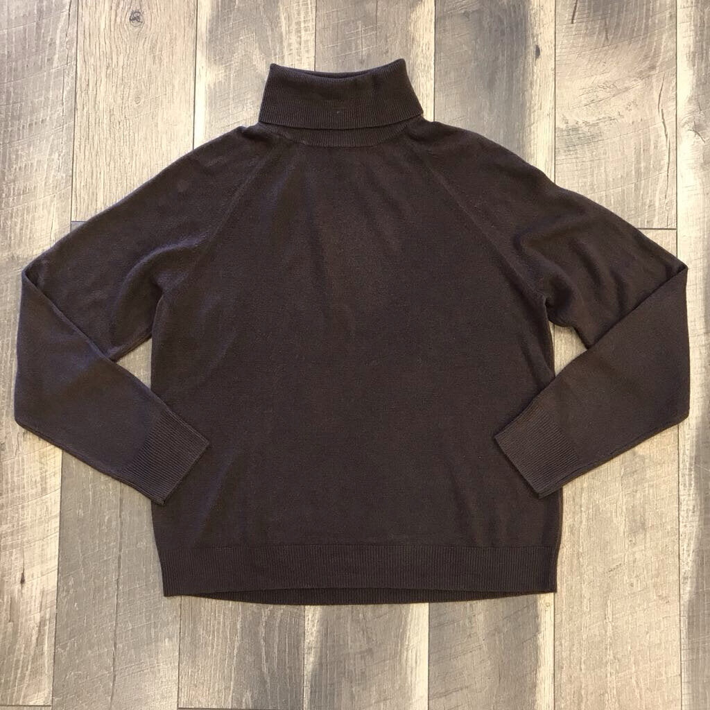 BROWN TURTLENECK SWEATER