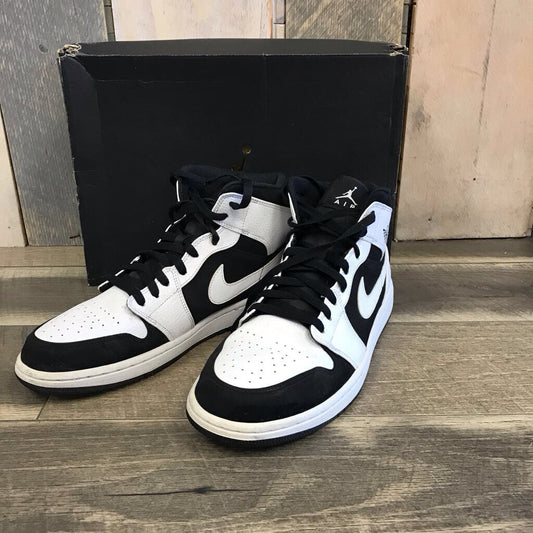 AIR JORDAN RETRO MID TUXEDO