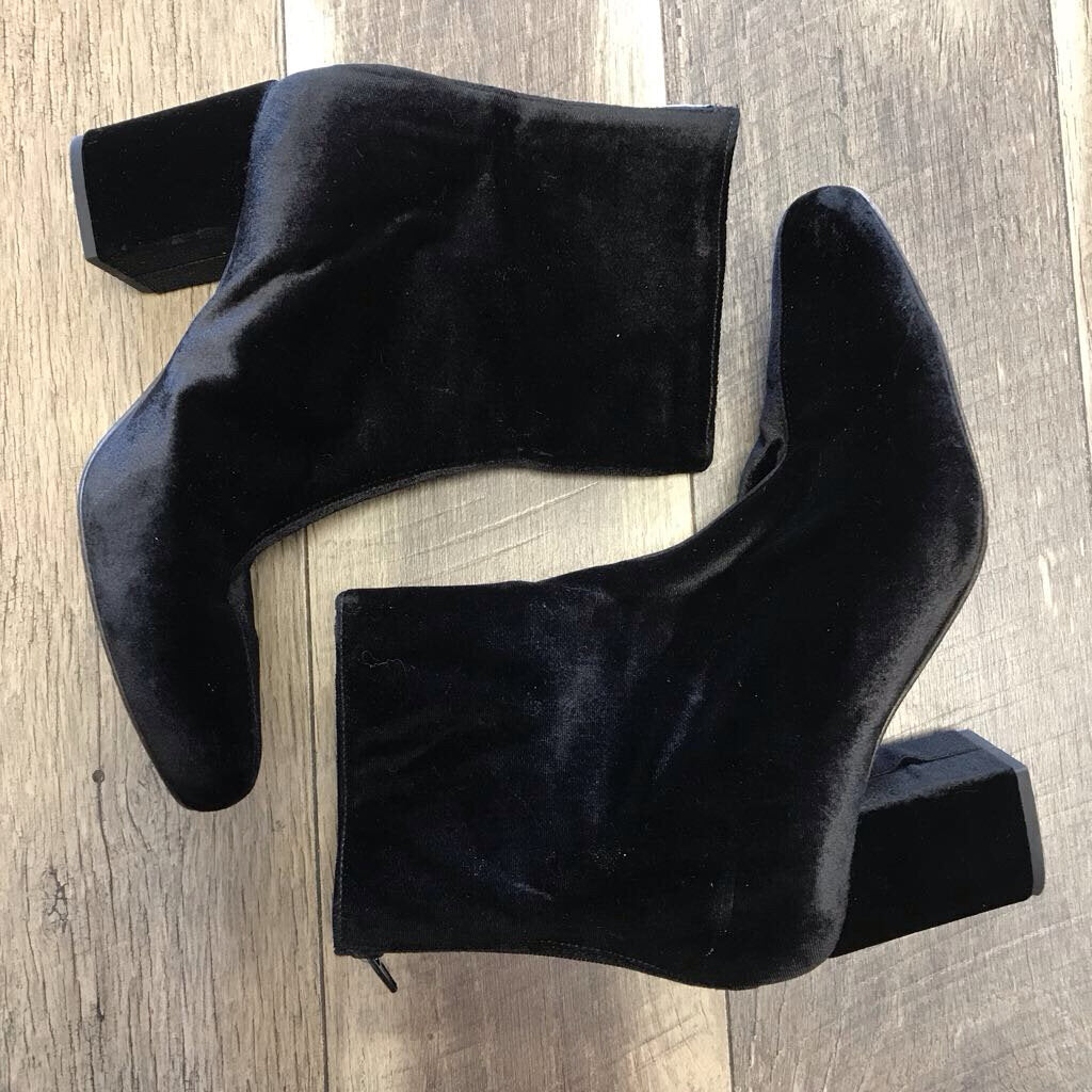 BLK VELVET BOOTIES