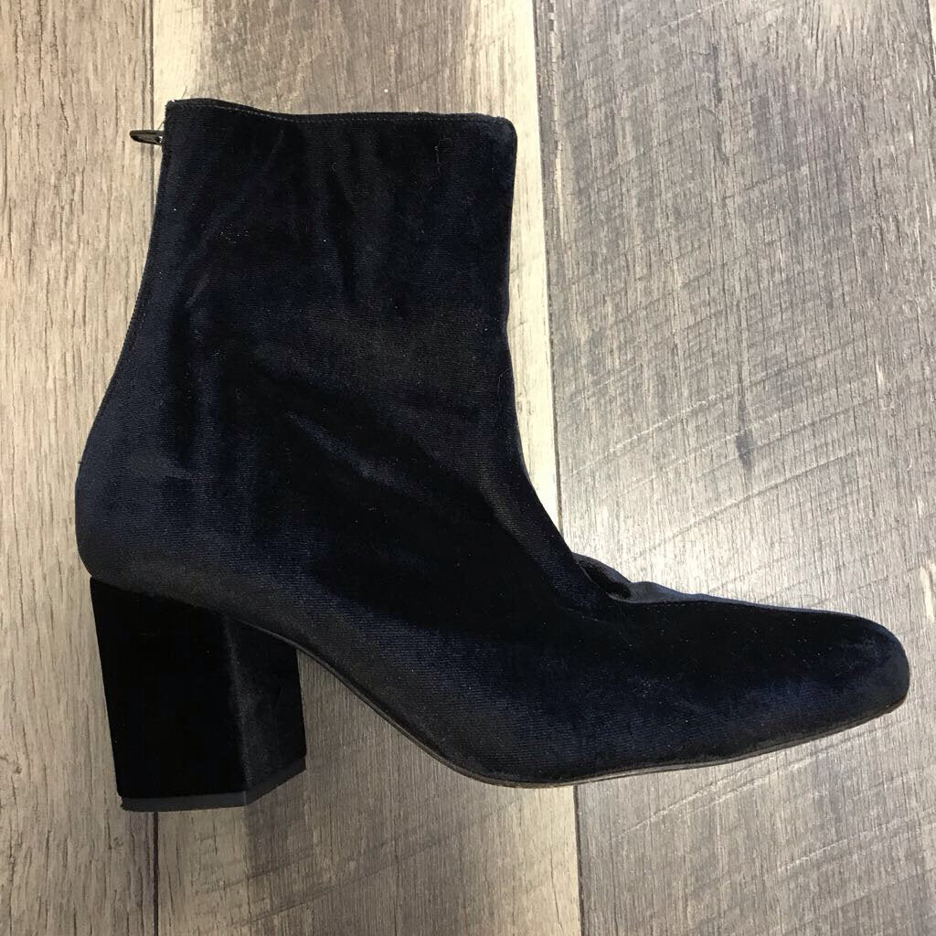 BLK VELVET BOOTIES